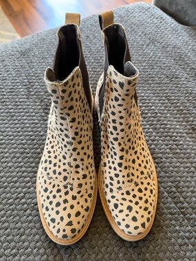 Toms Leopard Print Chelsea Booties in Tan and Black